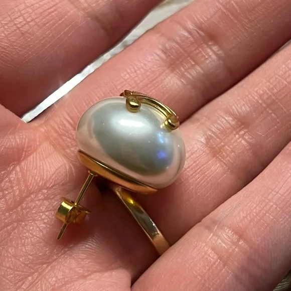 Golden logo pearl earring - Picture 4 of 6